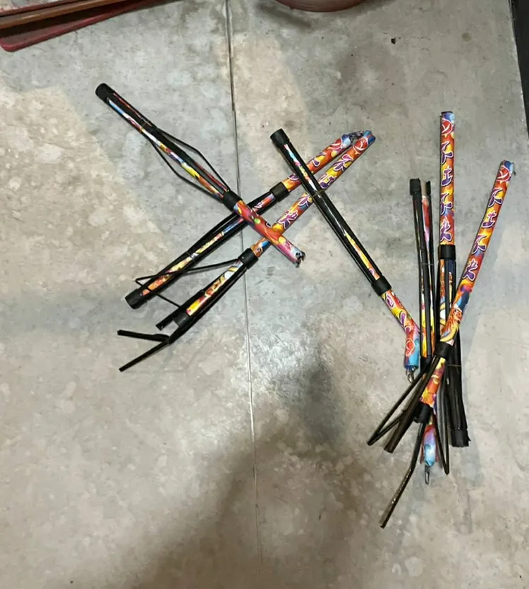 9男分成四車前天深夜於中和區秀朗路三段巷弄大放沖天炮，警方查扣施放完的煙火。