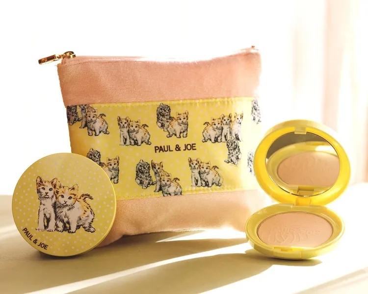 購買PAUL&JOE貓咪寶貝限量沁涼吸油蜜粉餅會附贈柔軟棉質粉色化妝包， 1550元。品牌提供