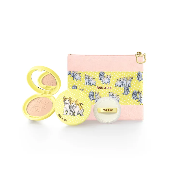 購買PAUL&JOE貓咪寶貝限量沁涼吸油蜜粉餅會附贈柔軟棉質粉色化妝包， 1550元。品牌提供
