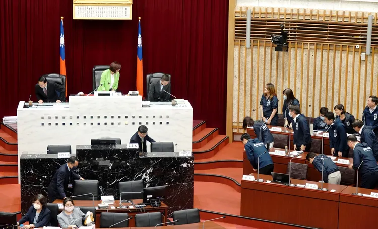 高雄市議會今日三讀通過「淨零城市發展自治條例」。翻攝畫面