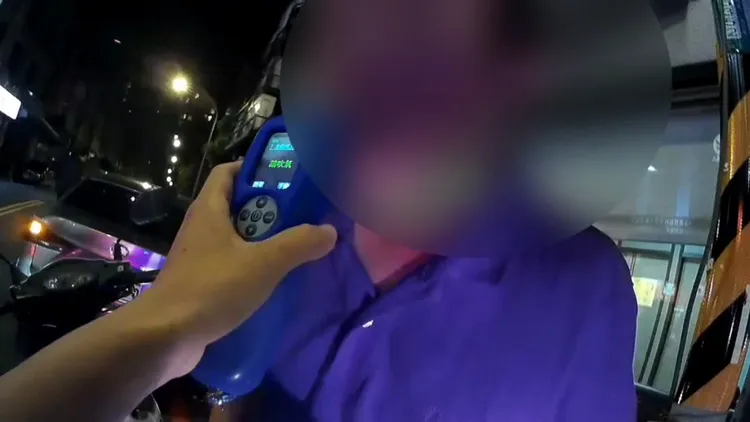 吳姓駕駛(男、48歲)中午及晚間均餐敘飲酒，他無奈說自己不是故意要酒駕，因為端午連假前夕實在是叫不到代駕跟計程車，為了貪圖方便駕車上路。翻攝畫面