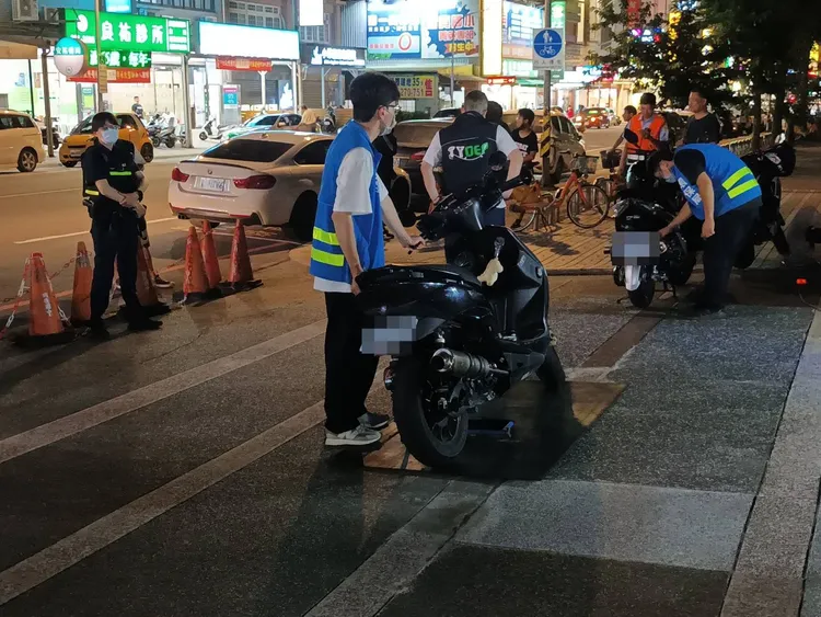 桃園警方偕環保局、監理站在端午連假前夕執行靜桃專案，取締改裝噪音車輛。翻攝畫面