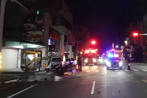 車禍片|台南少年家無照雙載竟關燈夜飆 撞車成火球!多處骨折送醫