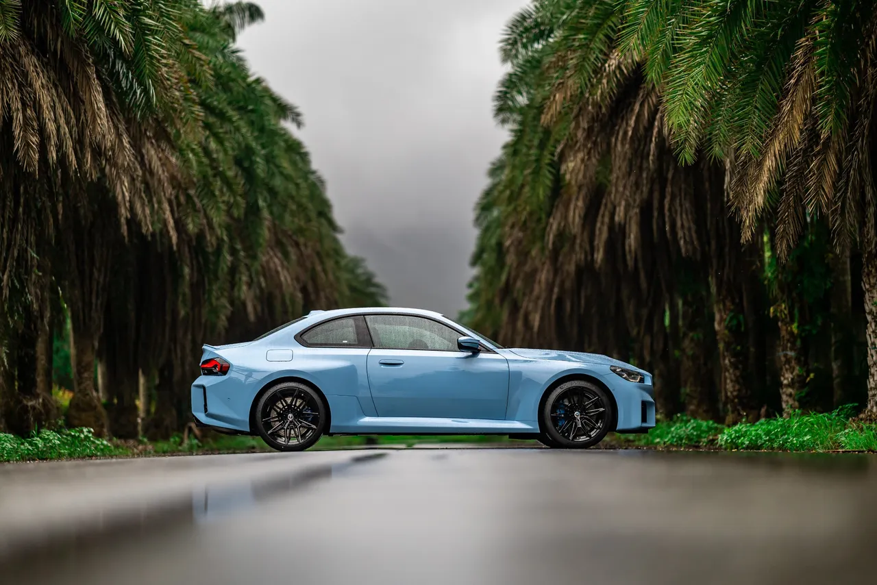 全新世代BMW M2車側表面平整而流暢,格外突顯車身張狂醒目的肌肉線條,方正且寬體的輪拱造型搭配與BMW M3M4同尺寸的前19、後20吋的M雙輻式930M型輪圈,營造出前所未有的M式肅殺帥氣。業者提供