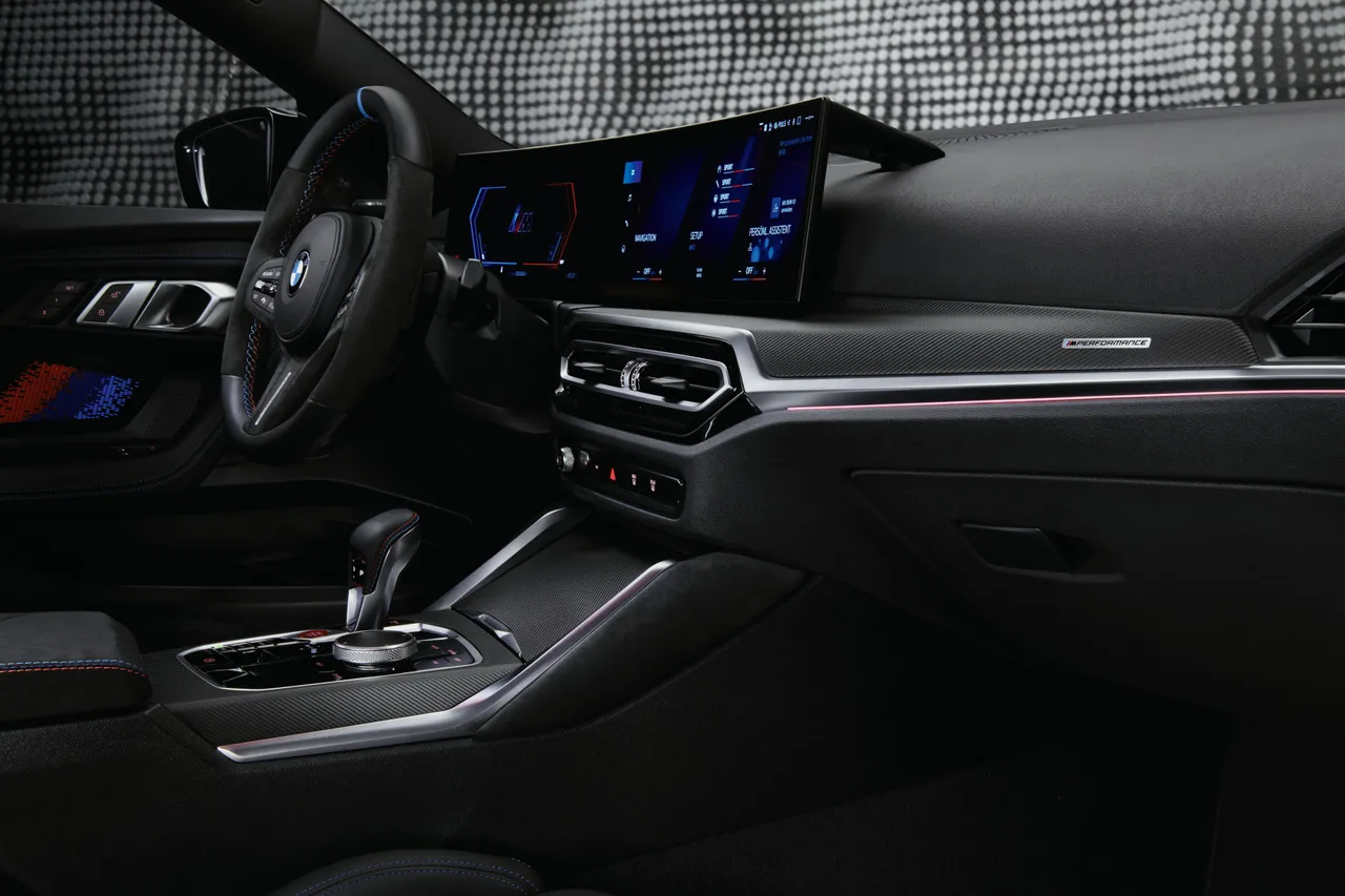 懸浮式曲面螢幕及全新BMW iDrive 8.0使用者互動介面,M車手所需的車輛資訊以BMW M專屬的視覺設計,清楚地呈現在12.3吋虛擬數位儀錶與14.9吋中控觸控螢幕上。業者提供