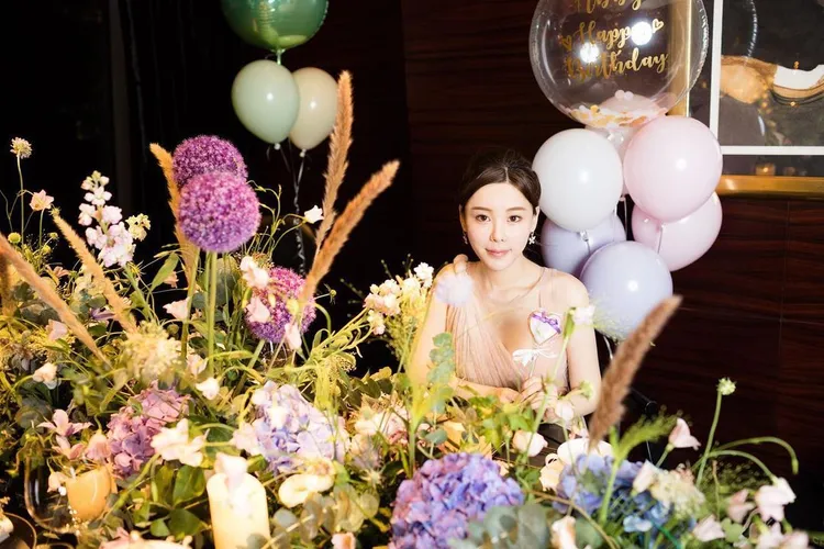 蔡天鳳生前愛美，丈夫Chris不惜花費2百萬港幣（約786萬元台幣）鉅款修復遺體，靈堂則用她生前最愛的粉紅色佈置。