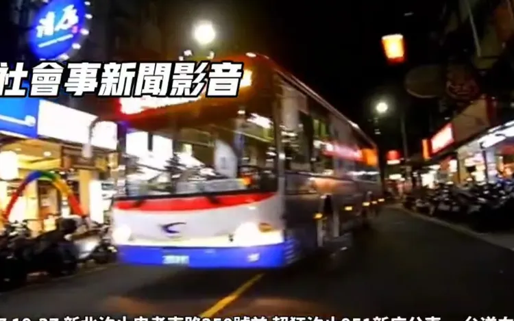 後面還有另一輛逆向的公車。翻攝自社會事新聞影音