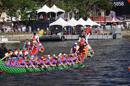 對決片｜高雄府會PK賽龍舟　陳其邁早10秒「旗邁」！追加預算處境堪慮了