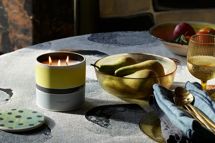 藝術家聯名系列英國梨與小蒼蘭青檸羅勒與柑橘香氛雙層蠟燭，600g／9700元。品牌提供