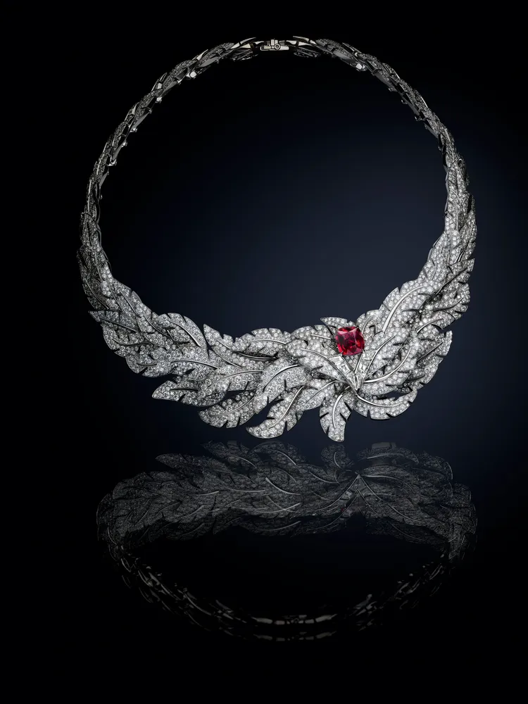 「Flight飛翔」是Deep Time高級珠寶系列中作品數量最多的主題，並大量引入了地球上最古老物種之一的鳥類羽毛圖騰。品牌提供