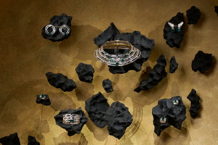 「Gondwana岡瓦納大陸」主題中，採用珍稀的無油哥倫比亞祖母綠，表現出這片存在於史前時代的岡瓦納古大陸。品牌提供