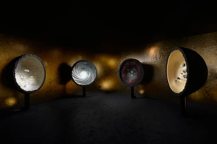 LV再度與巴西坎帕納工作室合作，為全新Deep Time高級珠寶打造出精彩絕倫的陳列架與展示空間。品牌提供