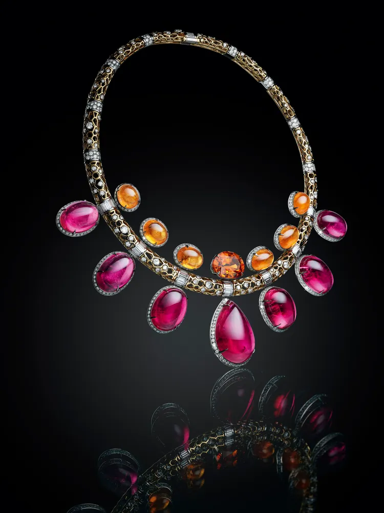 「Seeds種子」主題下，藉由鑲嵌著總重256克拉紅碧璽和錳鋁榴石的項鍊，傳遞著生命背後的歡愉精神。品牌提供