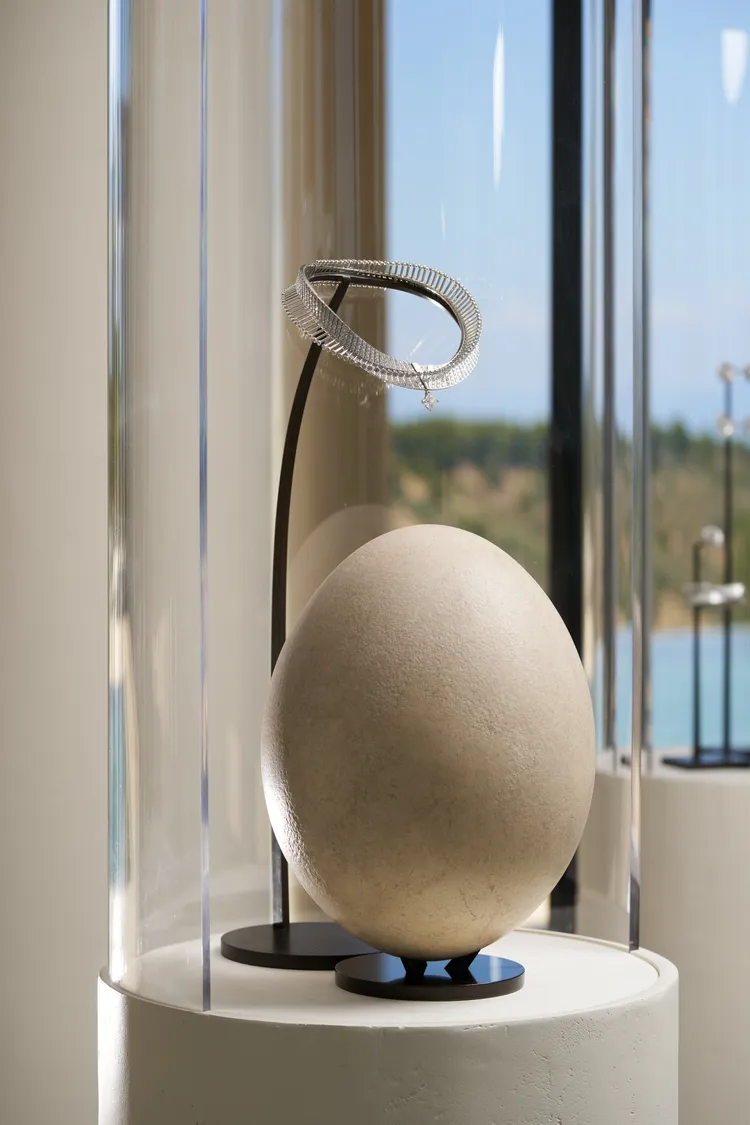 「Myriad無數」主題洋溢未來主義的項鍊，引入「en tremblant顫動式鑲嵌工藝」，鑲組出宛如DNA雙股螺旋般不停複製、轉譯的閃耀動態。品牌提供