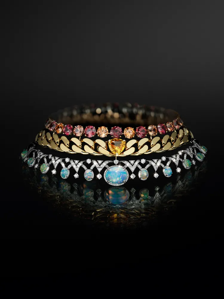 「分裂」主題下誕生的多圈項鍊，有可拆解成2件作品佩戴，除了鑲綴蛋白石、黃色剛玉外，還引入了比鑽石還早於地球上生成的天然鋯石，作為大陸在板塊運動下分離的見證者。品牌提供