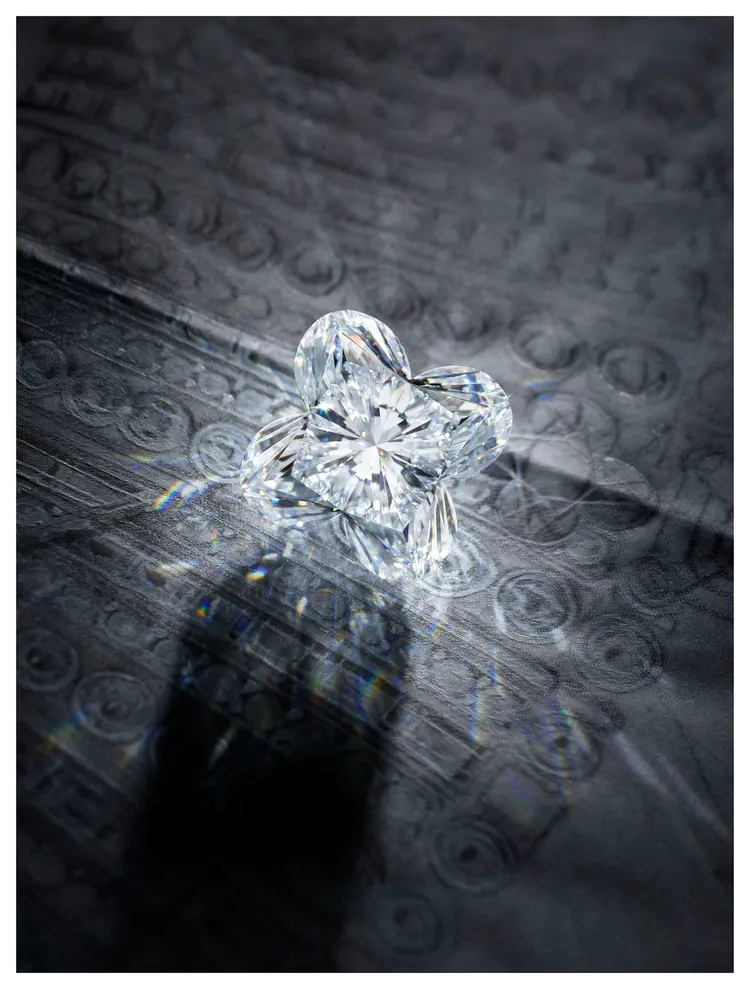 系列作品中亦多處使用了以品牌Monogram花朵圖案為靈感的LV花形切割鑽石。品牌提供