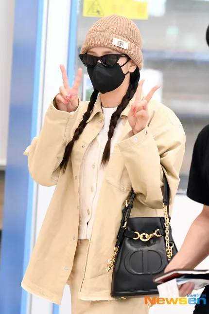 C’est Dior水桶包是Jisoo近日新歡，多次出現在她的機場穿搭。翻攝NEWSEN網站