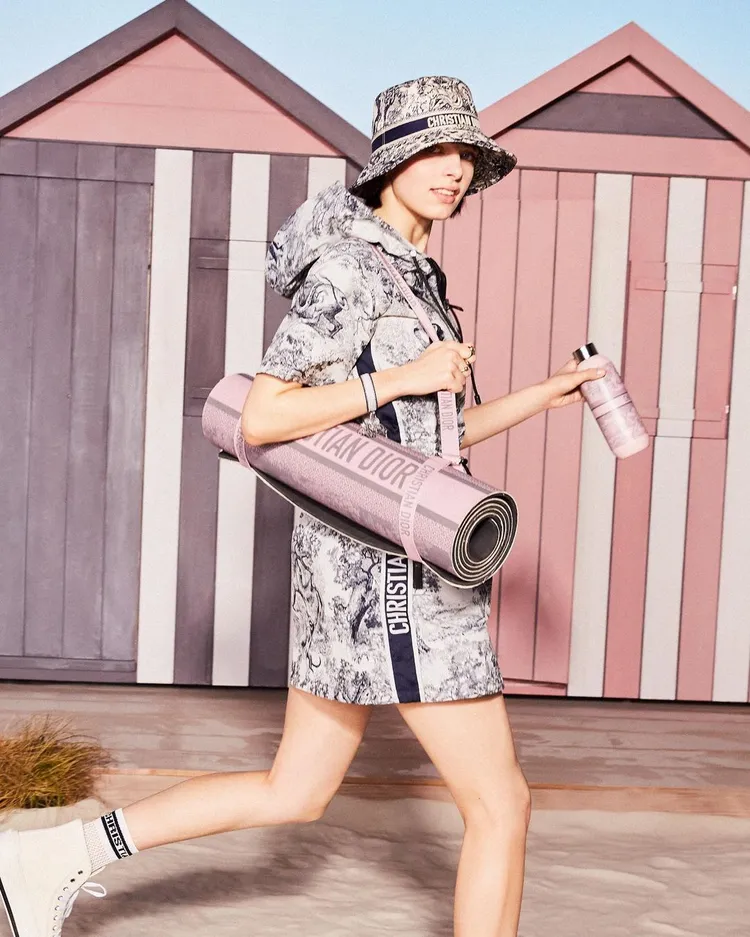 Dioriviera夏季膠囊系列中，還推出了瑜珈墊、衝浪板等適合海灘活動的趣味小物。翻攝dior IG