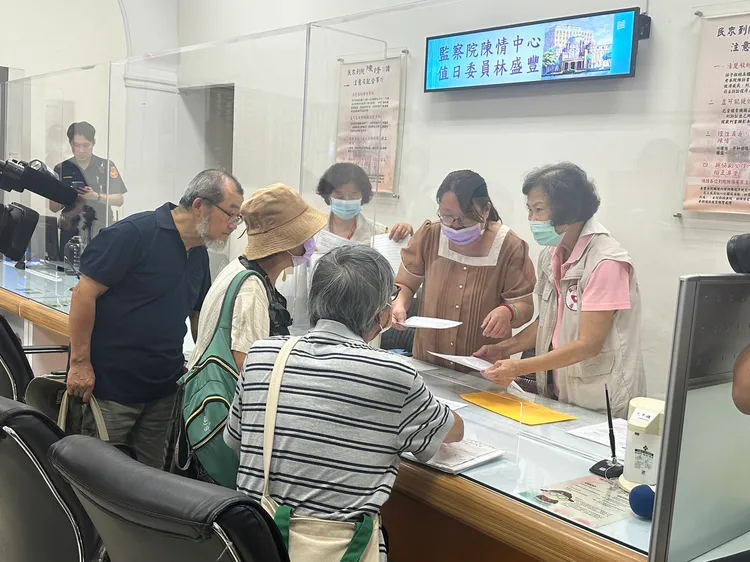 文史工作者陳健一等人赴監察院告發柯文哲在台北市長任內袒護容積移轉暴利。陳悅記祖宅文史工作者提供