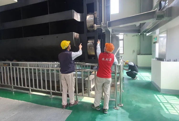 南水局因應汛期到來，派員檢查曾文防淤隧道直立式閘門。南水局提供