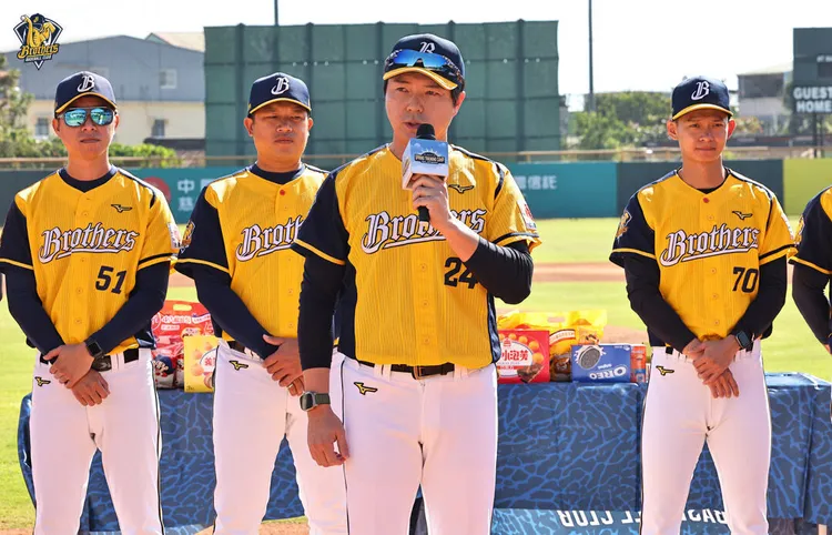 林威助(中)遭兄弟撤換總教練一職。中信兄弟