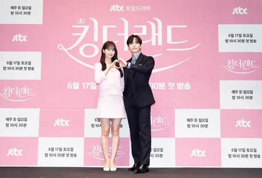 潤娥《王之國》搭李俊昊甜誇聲音有力 二代團合作隊友竟「沒反應」