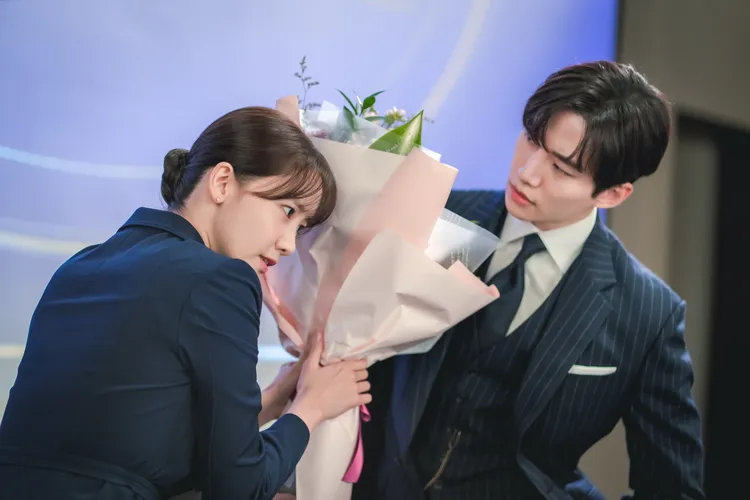 潤娥（左）劇中愛笑，李俊昊卻討厭看到虛假的笑容。Netflix提供