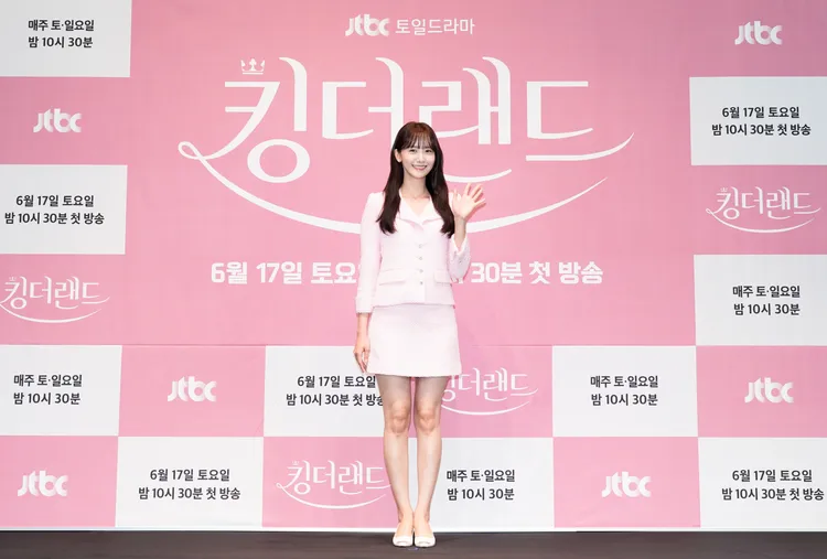 潤娥認為劇中角色開朗很適合粉色，特地以粉色西套裝登場。Netflix提供