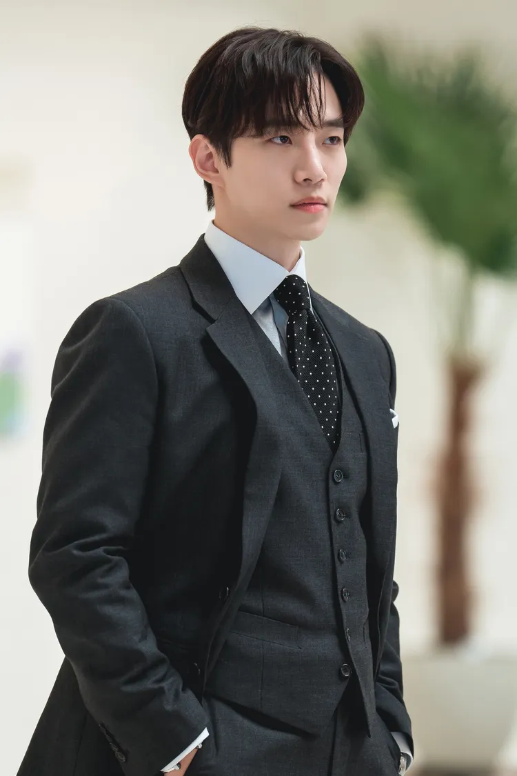李俊昊戲裡幾乎穿西裝，戲外不停運動操肌。Netflix提供