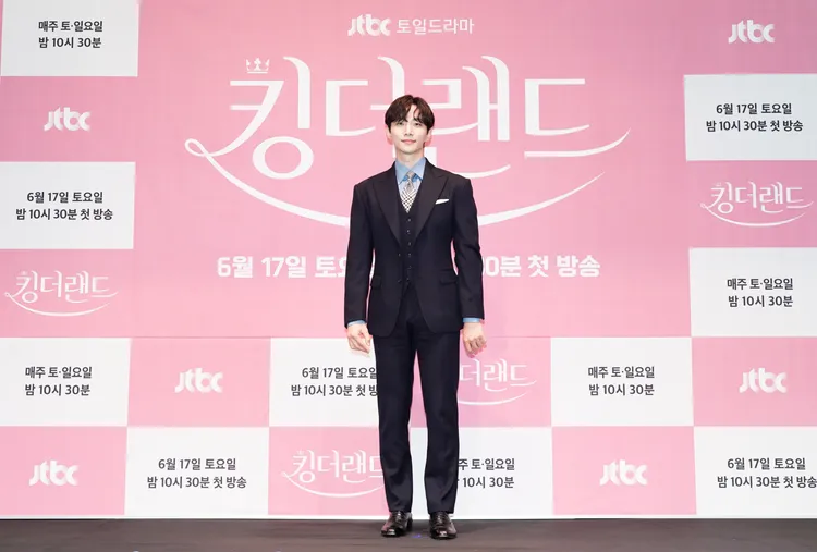 李俊昊自認平常愛笑，戲裡必須忍住不笑很難。Netflix提供