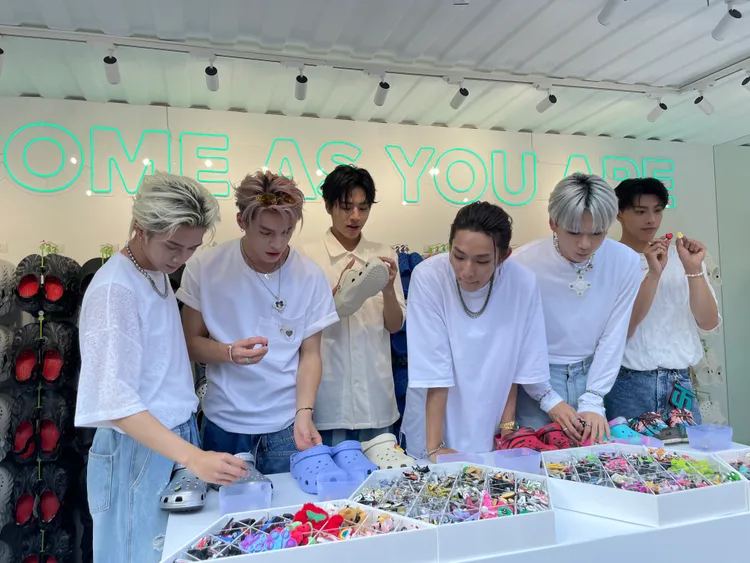 Ozone挑選Jibbitz鞋扣裝飾經典洞洞鞋。張家玲攝