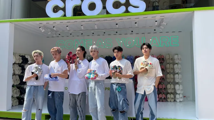 Ozone展示自己裝飾的洞洞鞋。張家玲攝