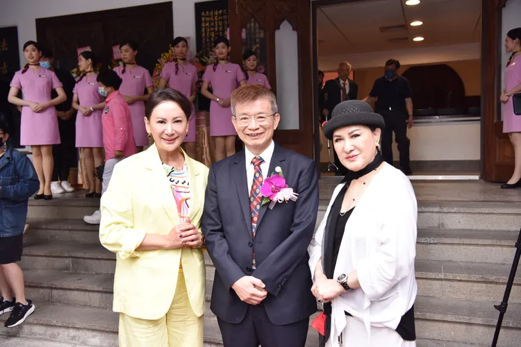 陳亞蘭(左起)、國立臺灣師範大學校長吳正己、國寶楊麗花合影。國立臺灣師範大學