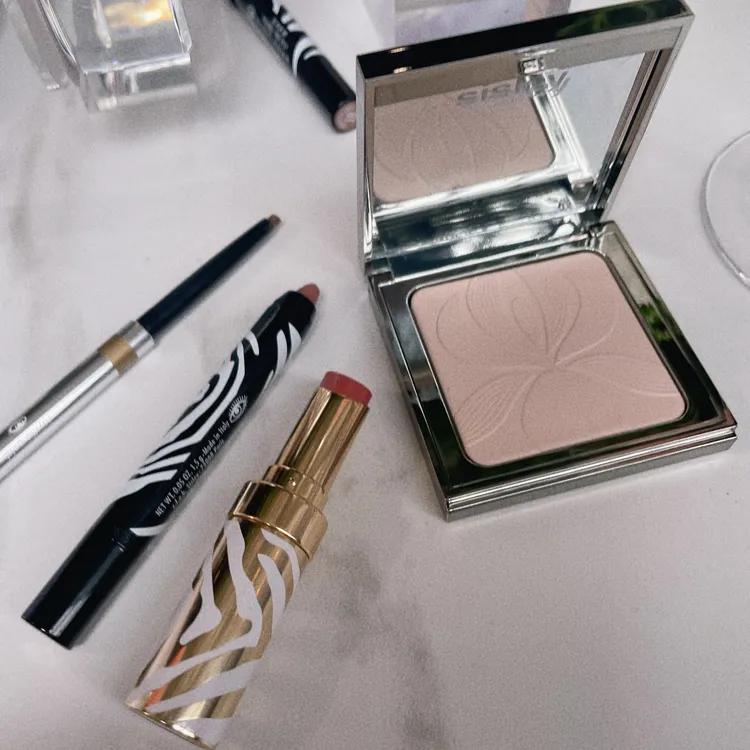 星鑽亮澤防水眼線筆#11粉霧金（左上，1500元）、漾澤精華眼彩筆#19流光粉金（左中，1380元）、植物閃耀水潤光唇膏#32閃耀奶橘（左下，1600元）。張家玲攝