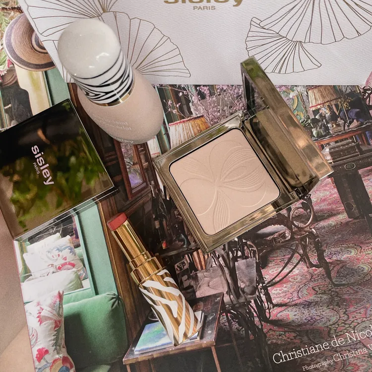 Sisley以旗下5款彩妝單品打造夏日濾鏡妝，輕羽淨亮保養粉底液30ml／3200元。張家玲攝