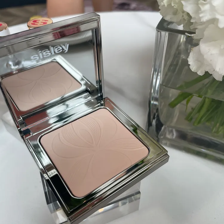 Sisley植物緞光蜜粉餅，2800元。張家玲攝