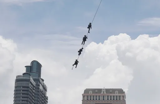 圖多|海空吊掛、反恐、反挾持 高雄港「海安11號演習」畫面震撼