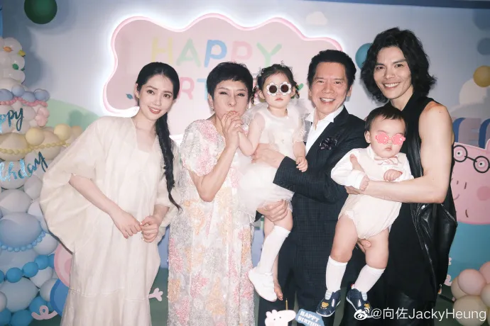 一家六口開心合照。翻攝向佐微博