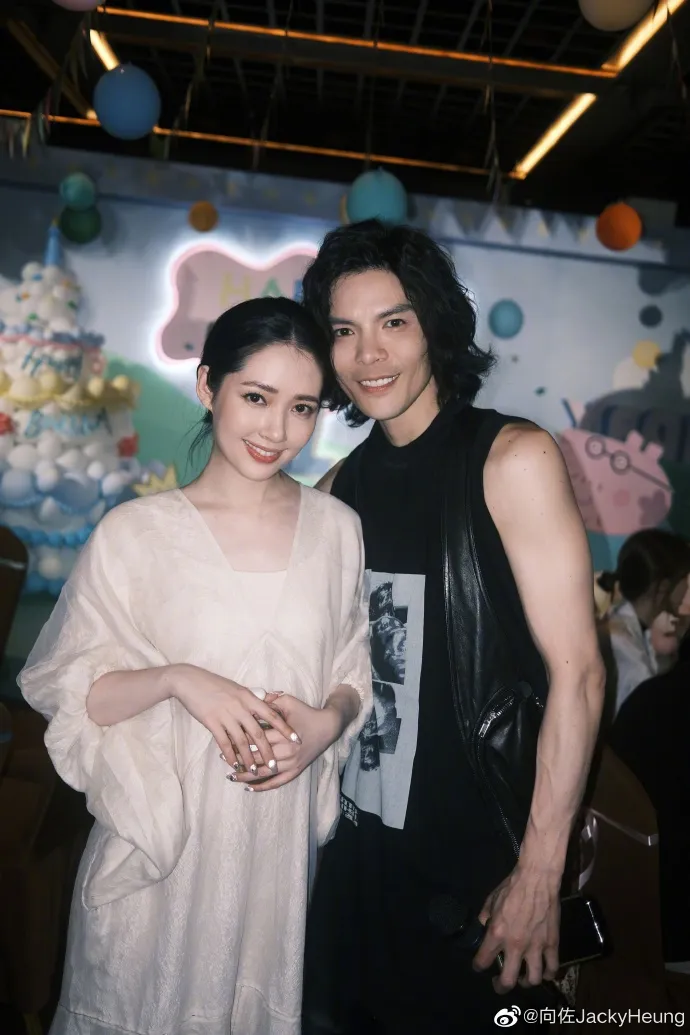 向佐及郭碧婷放閃。翻攝向佐微博