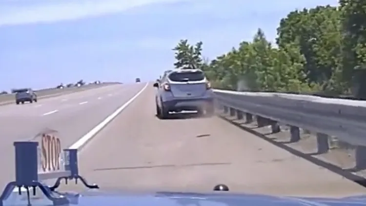 車子最後撞上護欄。翻攝密西根州警推特