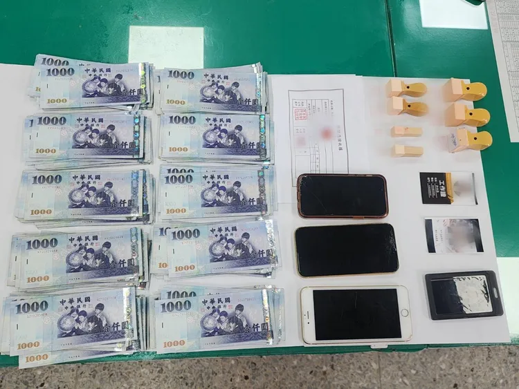 警方查扣現金及工作證等物。中壢警分局提供