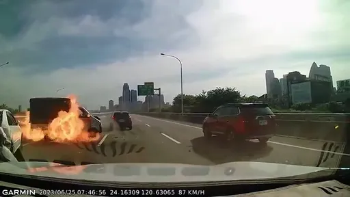 恐怖畫面曝光!台74線轎車拋錨釀3車連環撞 小貨車瞬間起火2傷
