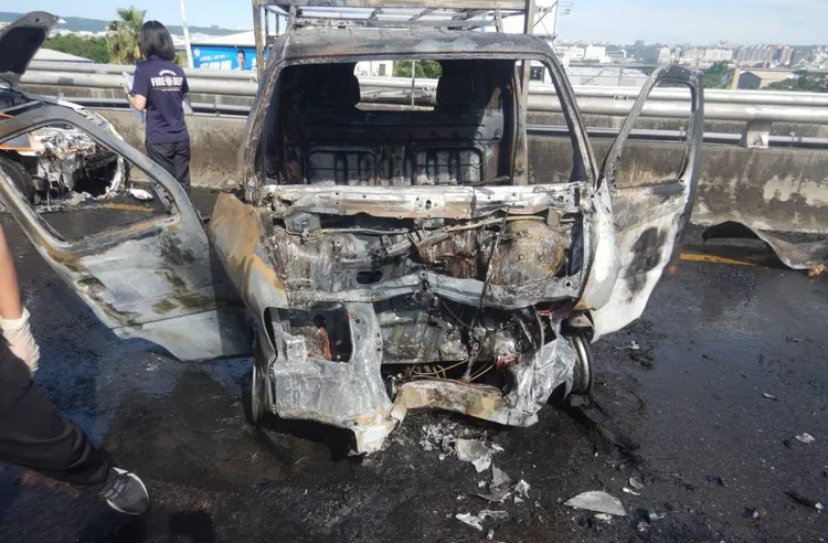 小貨車已被燒得面目全非。民眾提供