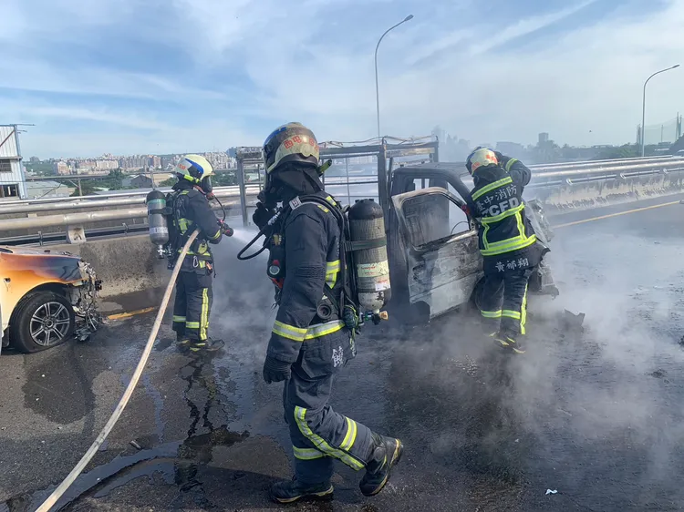 小貨車幾乎被燒毀。民眾提供