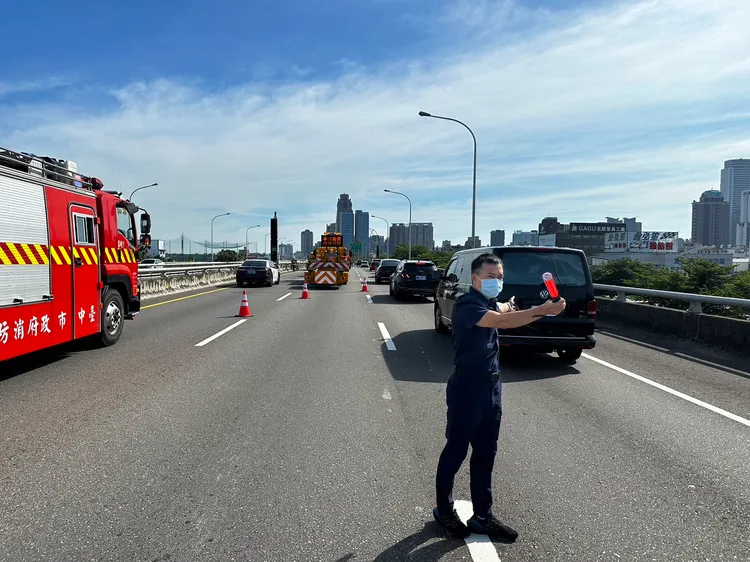 警方在場交管。民眾提供