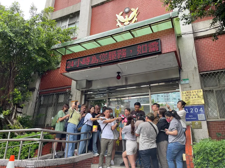 大湖警局前擠滿媒體。彭欣偉攝