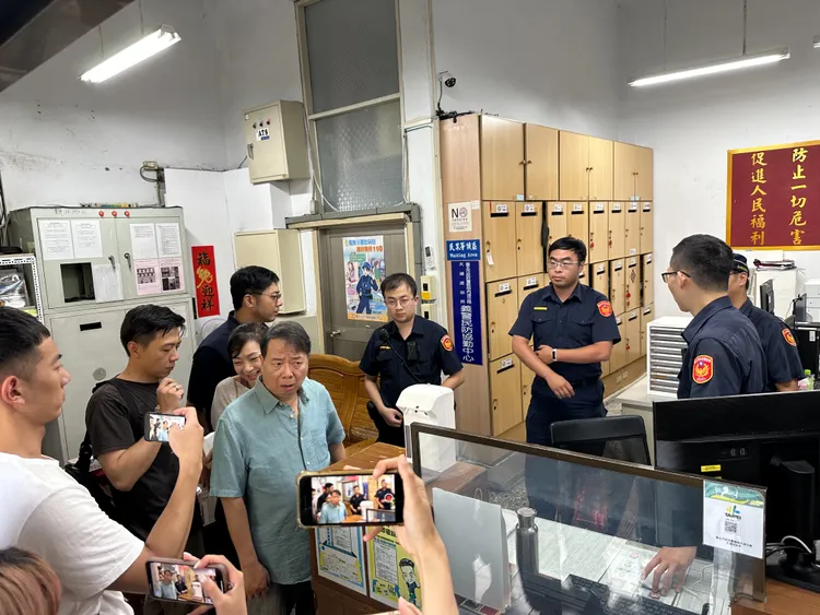 廖峻在大湖警局裡與警員說明提告情況。趙大智攝