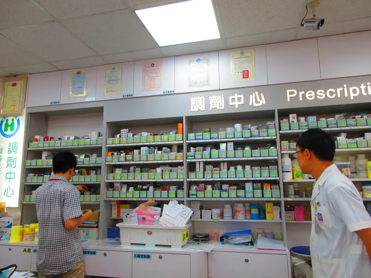 竹市衛生局稽查管制藥品。竹市衛生局提供