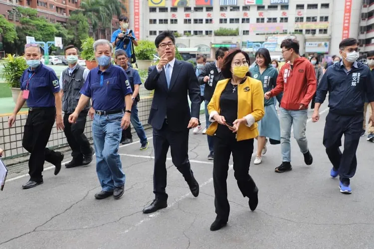 康裕成都穿褲裝跑行程。取自康裕成臉書