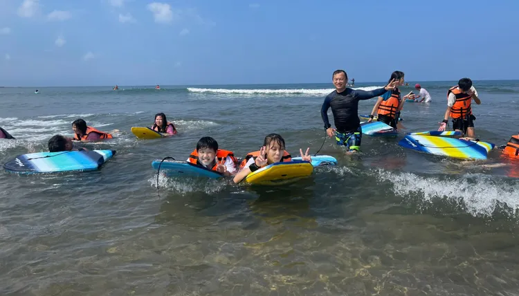大鵬國小畢業生陸海空挑戰，SUP體驗就是其一。教育局提供 